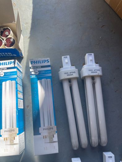 Selection of UNUSED light bulbs (Philips)