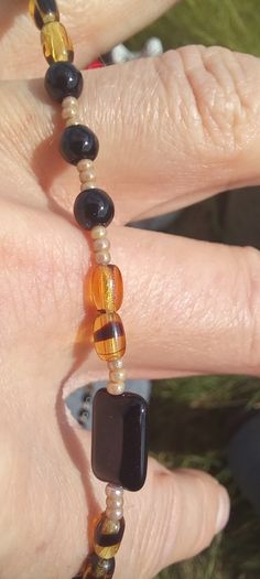 Vintage jewelry is sold individually for 5 to 10 euros.