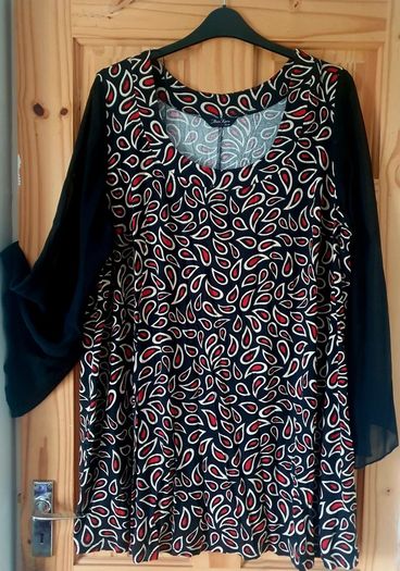 Lovely top with sheer flared sleeves size 24-26