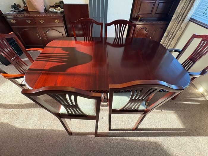 Large Mahogany Dining Table and Chairs (6x) - Expandable / Excellent Condition