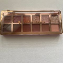 Revolution the true icon eyeshadow palette