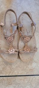 sandles reduced to 10