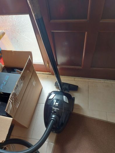 Morphy Richards Vacuum Cleaner, Model 980572, Black, in very good condition