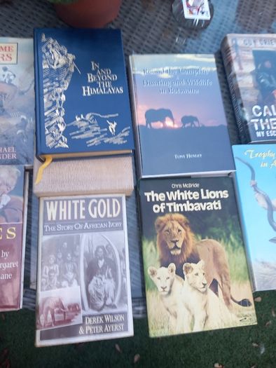 12 hardback books on Africa, wildlife, D18