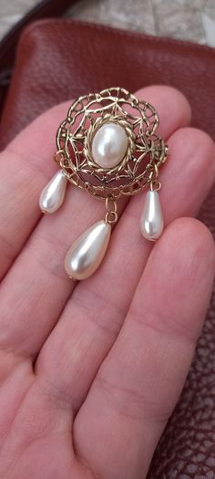 Vintage jewelry is sold individually for 5 to 10 euros