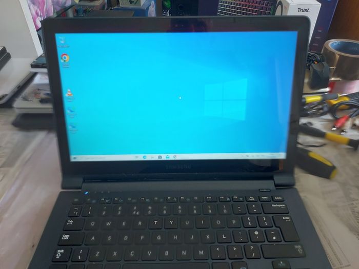 SAMSUNG Notebook Model NP915S3G, Quad Core Processor, 1.4GHz, 4GB Ram, 128GB SSD, Windows 10, Microsoft Edge, Chrome and VLC