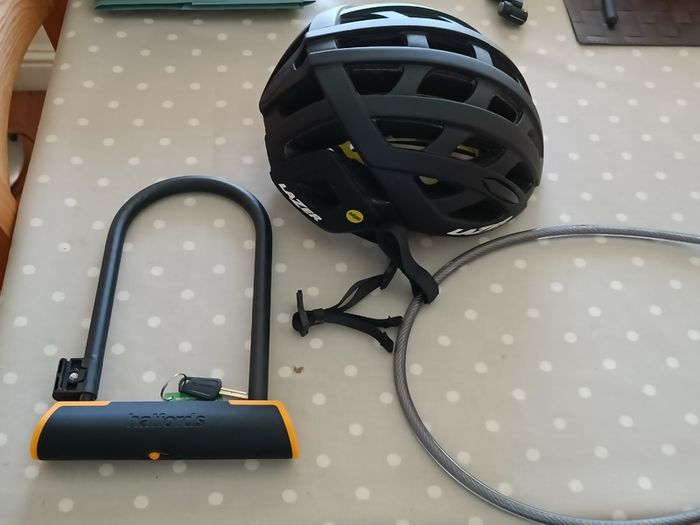 Carrera Parva Mens Hybrid Bike & Accessories
