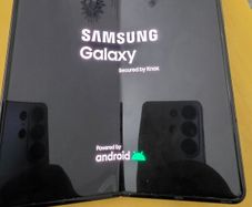 Samsung Galaxy Fold 4  512g (Can't open flat)