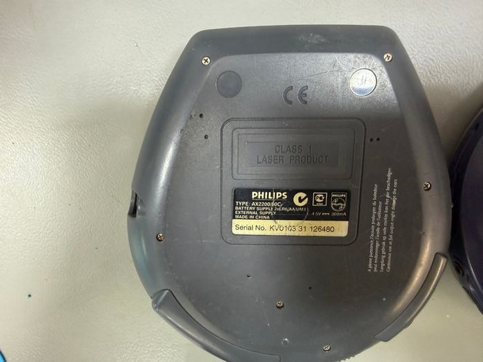 2 x walkman  and 2 x Discman
