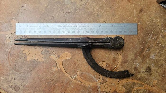 Antique wing dividers 8 3/4"