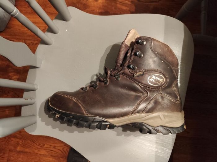 meindl Bhutan hunting hiking boots, there is another pair of meindl in the photos and a pair of Haix size 10, and lastly a pair of Mammut boots size 10, all great boots and in super condition.