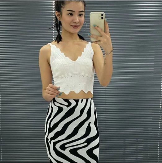 White, knitted top with a V-neckline
