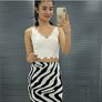 White, knitted top with a V-neckline Image 2