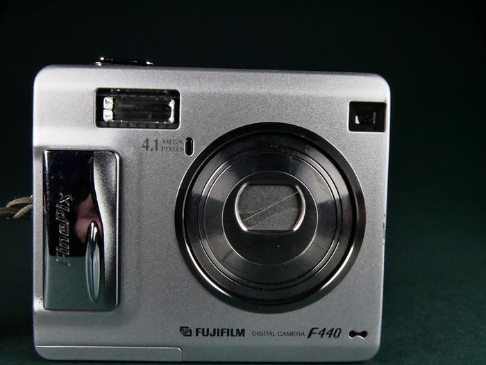FUJIFILM FinePix F440 Digital Camera 4megapixel