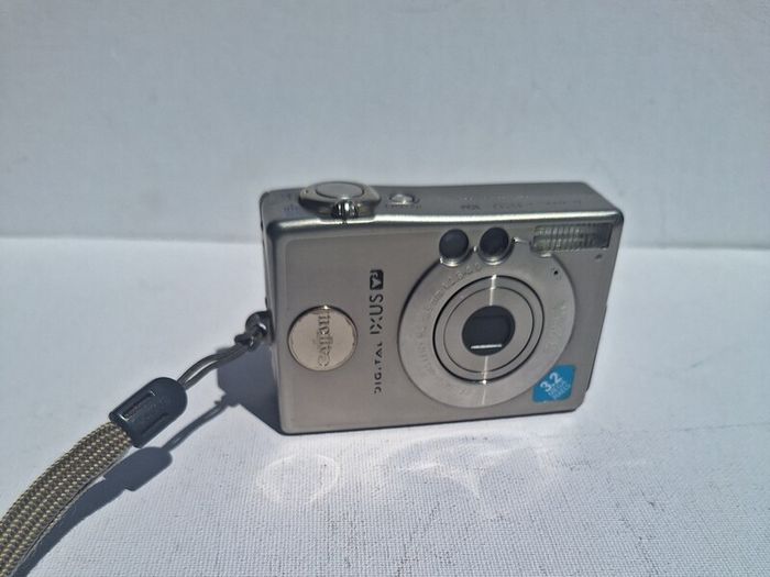 canon digital ixus v3 digital camera complete kit with box charger battery working