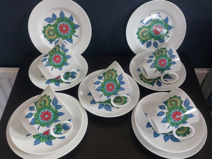 Fabulous Vintage China Set of Four Trios by the Royal Grafton Fine Bone China in Cool Vintage Retro 70s Floral Pattern, Plus a Fifth Duo