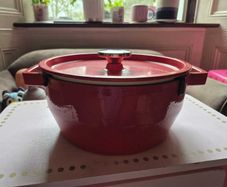 Brand New Cast Iron Casserole Pot 24cm, Dutch Oven, Unused in Box
