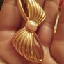 Vintage gold tone bow brooch. Image 7