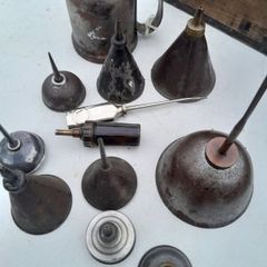 12 vintage oil cans