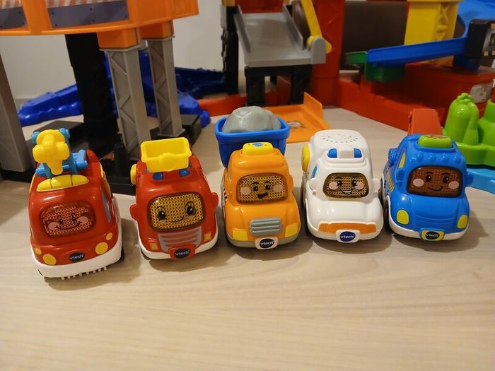 Vtech Toot Toot drivers bundle: Construction Site, Fire Station, Criss Cross Raceway, and 7 cars