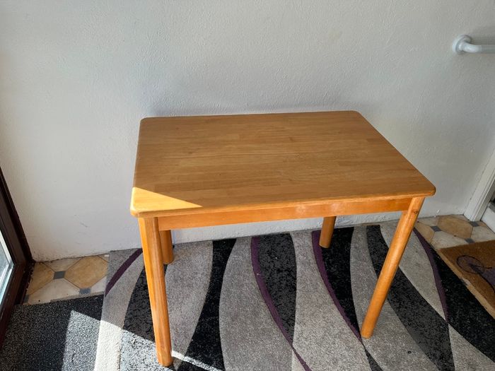 kitchen table and chairs