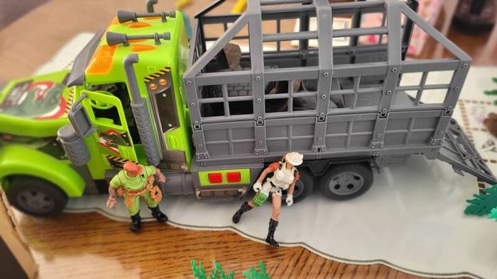 dinosaur truck & dinos