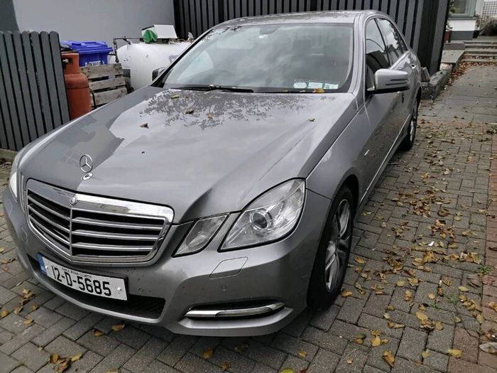 Car 2012 Mercedes E220