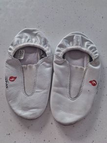 Gymnastics shoes