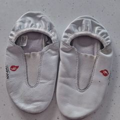 Gymnastics shoes