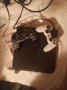 playstation 4 games and 2 controllers