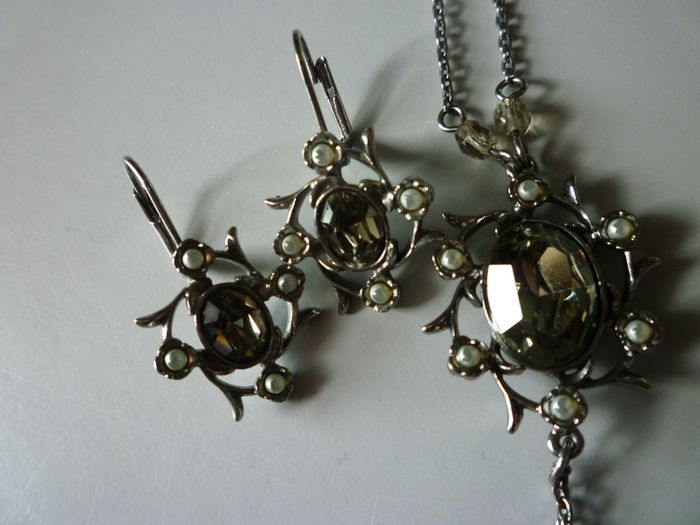 Necklace Pendant Earring Set.  Vintage chain & ear rings