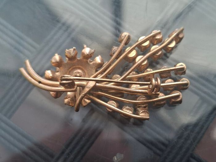 Lovely Vintage clear Rhinestone Brooch