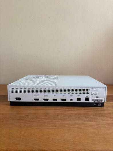 Xbox One S with wireless Turtle Beach Gaming Headset