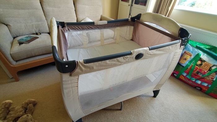 Travel cot with bassinet