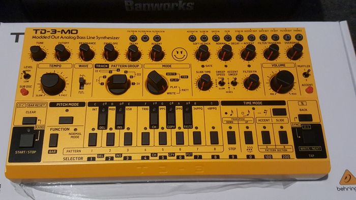 Behringer TD-3 MO - Yellow with extra case.