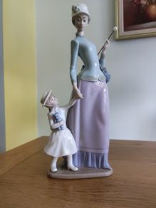 Lladro Porcelain Figurine 1353 Retired 1978-1985 Homecoming Lady with Child, Sculpture Jose Roig, Mint condition no box
