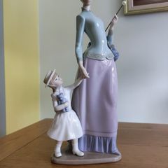 Lladro Porcelain Figurine 1353 Retired 1978-1985 Homecoming Lady with Child, Sculpture Jose Roig, Mint condition no box