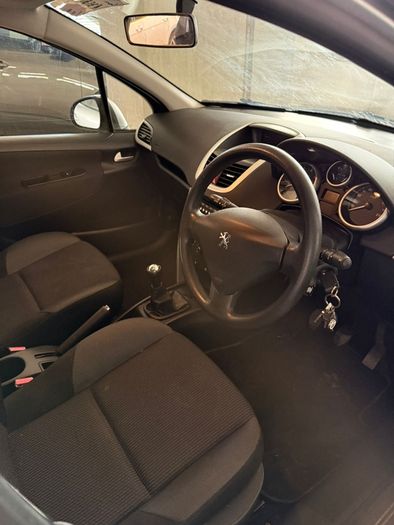 peugoet 207 1.4 16v 2012