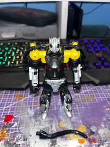 Transformers Kingdom deluxe class Shadowpanther