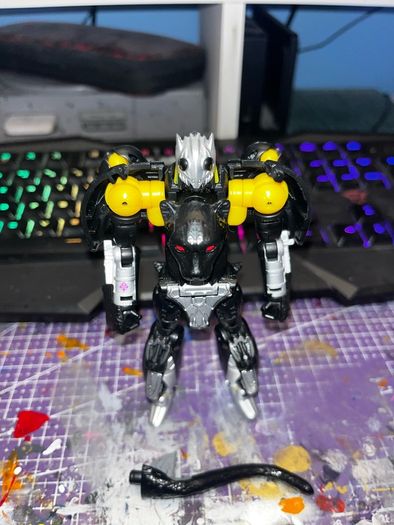 Transformers Kingdom deluxe class Shadowpanther