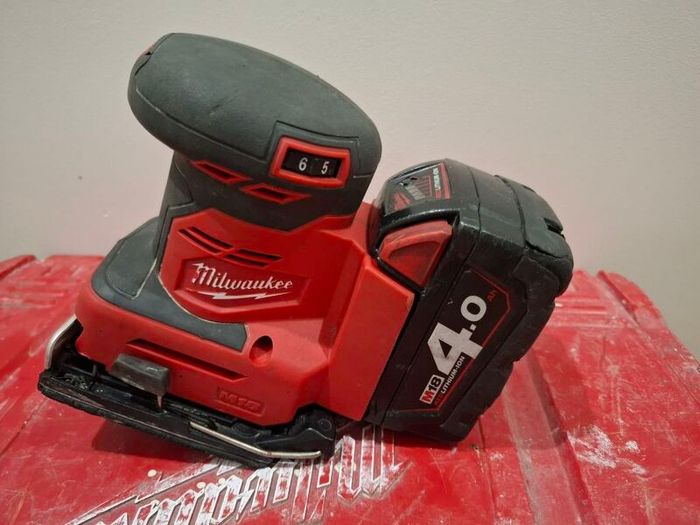 Milwaukee M18 BQSS Brushed Quarter Sheet Sander with 4ah battery