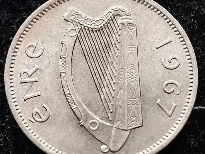 [#352] - Ireland 1967 | Irish 6p | Six Pence | Wolfhound | KM.13a | UNC