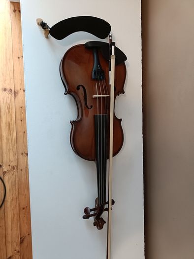 Violin 4/4. Shoulder rest included. All items like new.