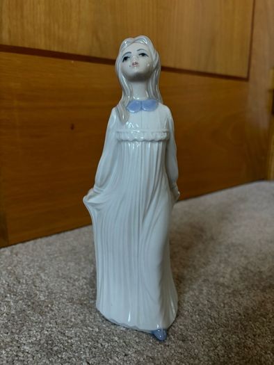 Tengra porcelain figurine of a girl in a gown, handmade in Valencia, Spain