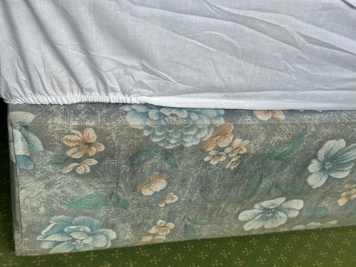 Metal headboard Single Bed x 2  (Frame, mattress & Headboard)