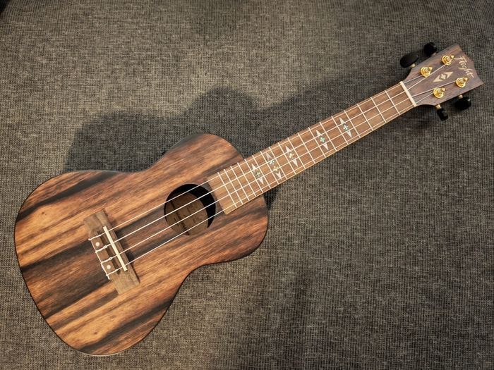 Flight DUC460CEQ Amara Concert Electro-Acoustic Ukulele + Padded Gig Bag