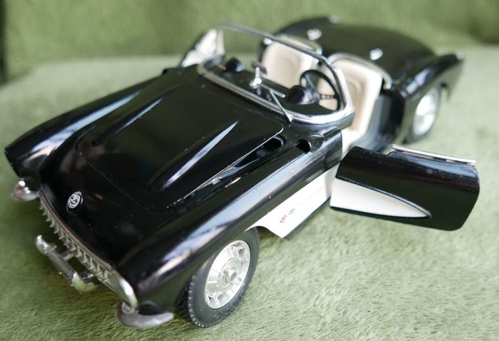 Vintage Bburago Chevrolet Corvette 1957 Convertible Black And White 1/18 Scale