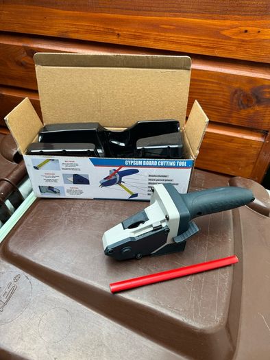 Cutting tool for plasterboard