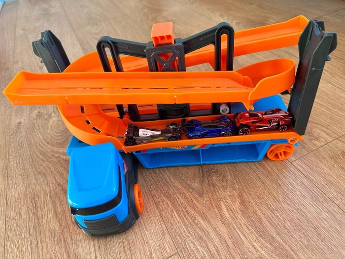 Perfect Condition Hot Wheels Lift & Launch Hauler Set & 3 cars