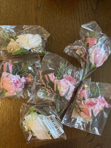 Artificial flowers (x6)